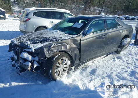 2018 Chrysler 300 Limited Awd z USA, uszkodzony, nr VIN 2C3CCAKG1JH268030
